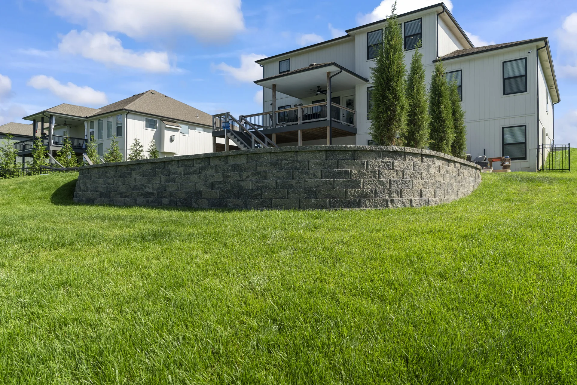 Retaining wall following the slope below the pool